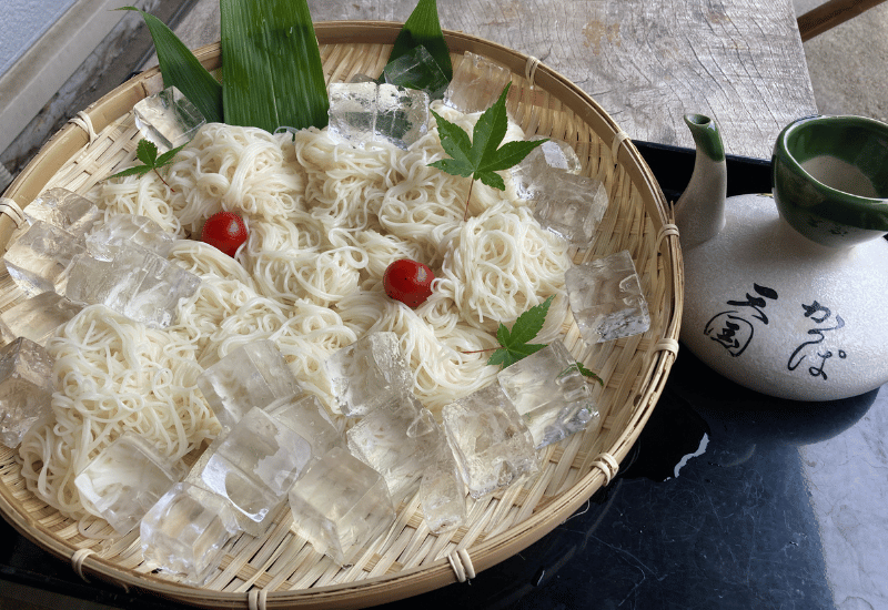 そうめん流し：島根ならではの夏の風物詩